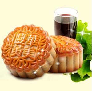 春去秋來(lái)收獲日， 金秋團(tuán)圓月，華美月餅香。待到月圓中秋夜， 歸故里，見(jiàn)爹娘。
